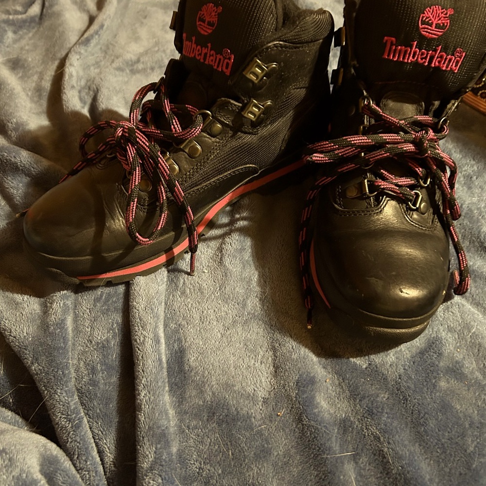 Timberland Woman’s size 8.5 good condition they do have a couple little scuffs.